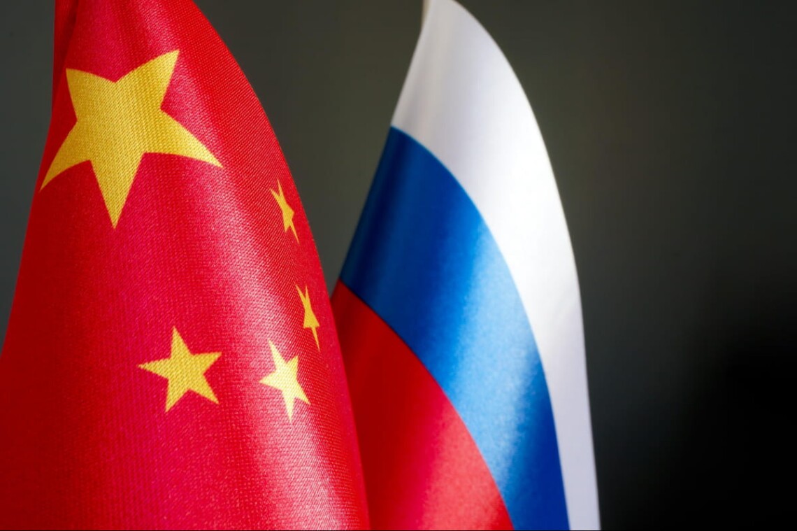 Прапори Китаю та РФ. Фото: Shutterstock