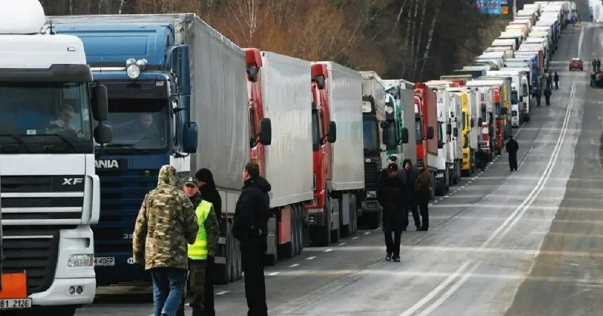 Заблоковані українські вантажівки. Фото з відкритих джерел