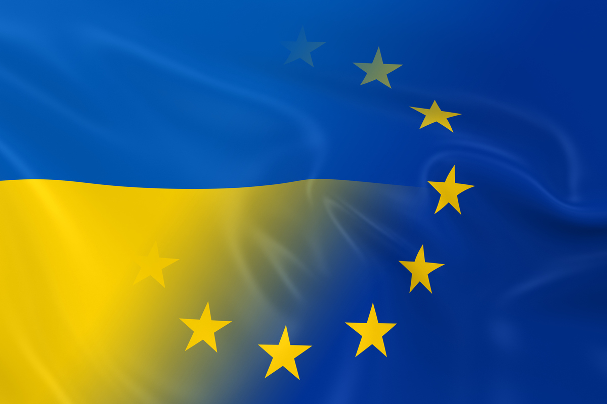 Прапори ЄС та України. Фото: kurkul.com