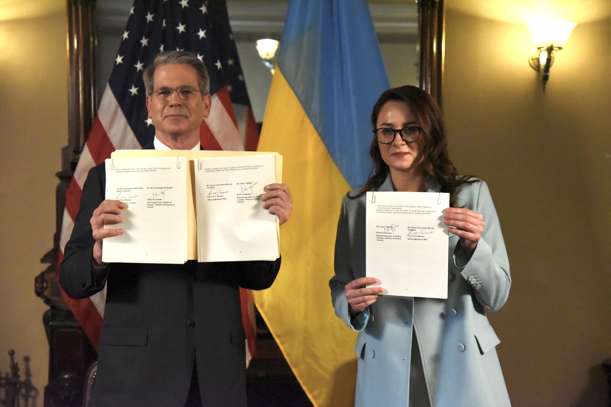Підписана угода про видобуток копалин. Фото: Юлія Свириденко/фейсбук
