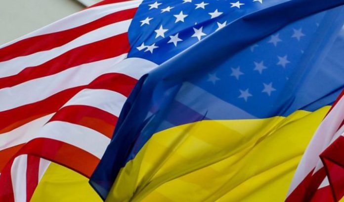 Прапори України та США. Фото: 18000.com.ua