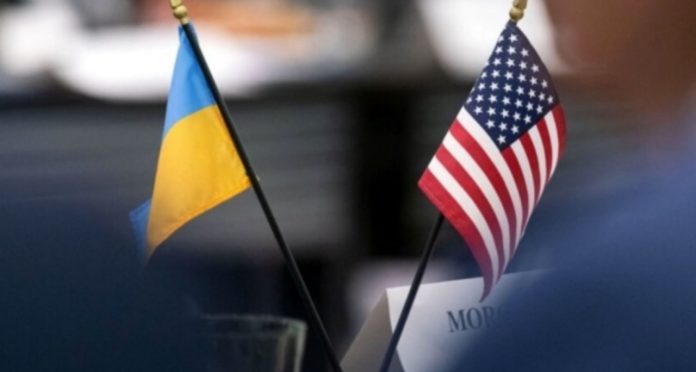 Прапори США та України. Фото: Укрінформ