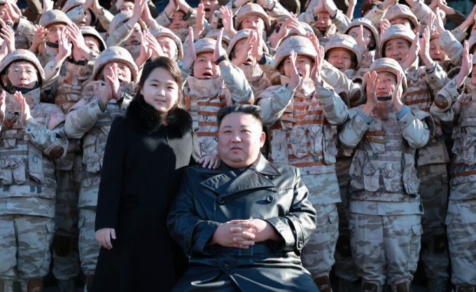 Диктатор КНДР Кім Чен Ин разом з донькою. Фото: kcna.kp