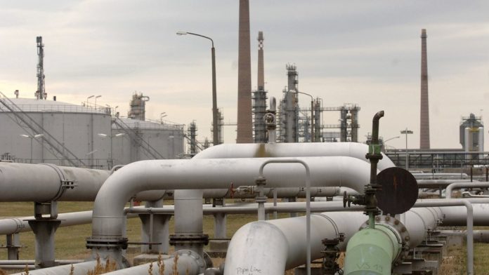 Нафтопровід 