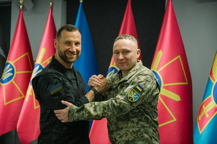 Тимчасовий виконувач обов'язків Міністра оборони Євгеній Хмара та Головнокомандувач ЗСУ генерал-майор Михайло Драпатий
