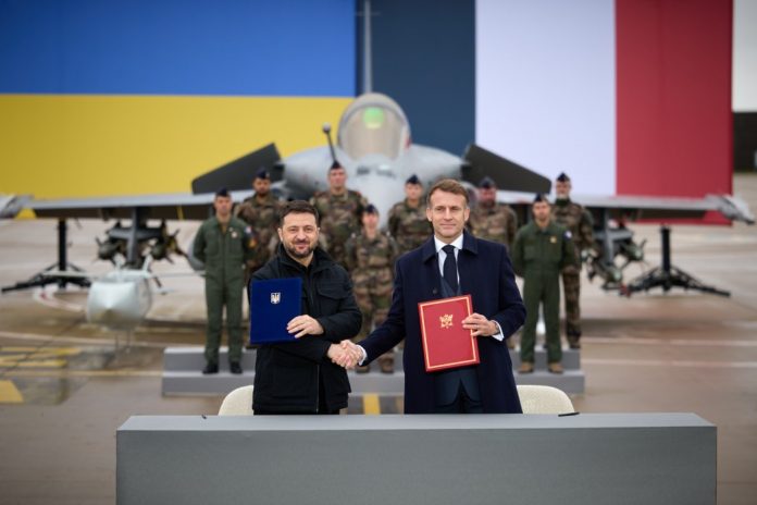 Володимир Зеленський та Еммануель Макрон під час підписання у листопаді 2025 року декларації про наміри щодо співпраці. Фото: president.gov.ua
