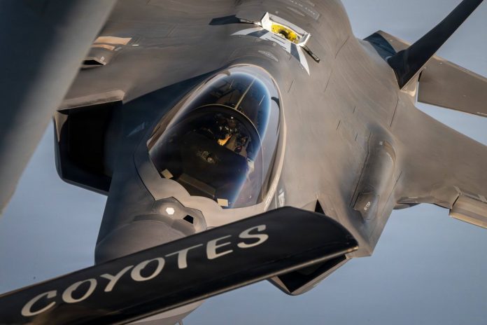 Американський винищувач-невидимка F-35A Повітряних сил США заправляється над Близьким Сходом. Фото: U.S. Central Command